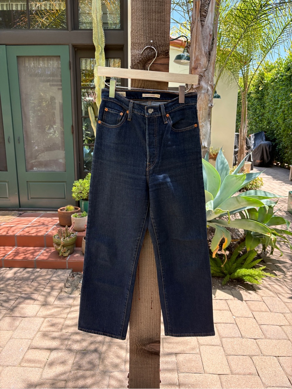 Levi’s rib cage straight dark wash size 28
